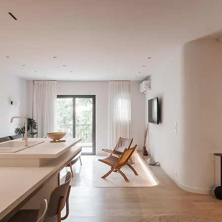 Apartment Marvelous 2br With Balcony By Upstreet