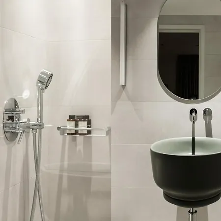 Marvelous 2br With Balcony By Upstreet Apartament