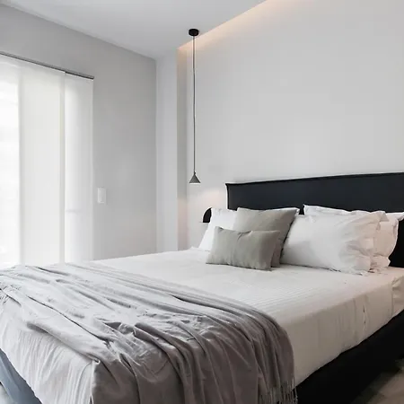 Marvelous 2br With Balcony By Upstreet Apartament