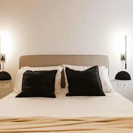 Marvelous 2br With Balcony By Upstreet Apartament Ateny